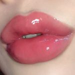 برق لب شاینی صورتی با تقویت کننده لب حاوی روغن لب آلوئه ورا بسیار خوش رنگ برند 3Q beauty کد 899222