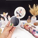 آینه چوبی دایره ای مدل دخترانه طرح سوم